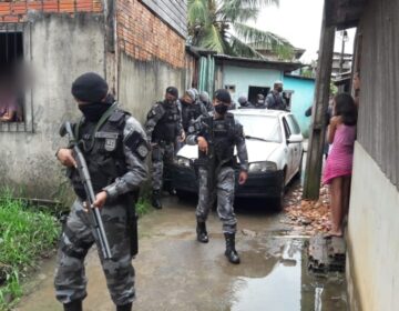 Após tiroteio e morte de suspeito, PM encontra R$ 50 mil em drogas