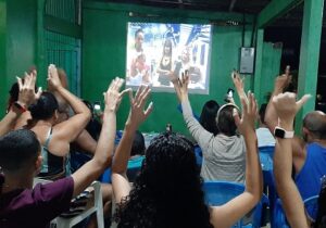 Fogos, pipoca e torcida: eliminação em reality show reúne famílias no Amapá