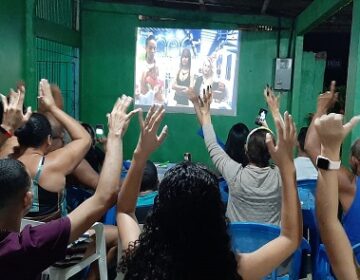 Fogos, pipoca e torcida: eliminação em reality show reúne famílias no Amapá