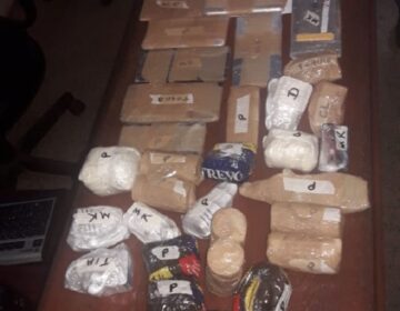 ‘Encomenda’ arremessada por cima da muralha tinha até reparador de pontas