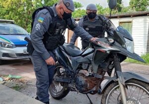 Em matagal, 6º Batalhão localiza moto furtada na zona sul de Macapá