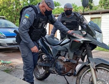 Em matagal, 6º Batalhão localiza moto furtada na zona sul de Macapá