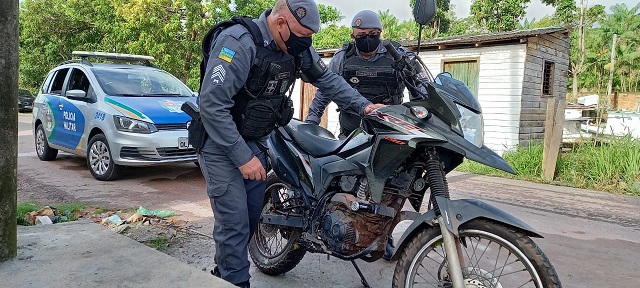 Em matagal, 6º Batalhão localiza moto furtada na zona sul de Macapá