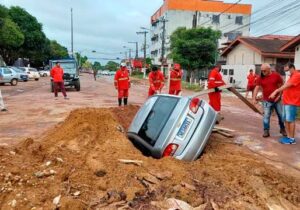 Em Macapá, carro cai dentro de obra da prefeitura