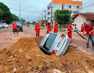 Em Macapá, carro cai dentro de obra da prefeitura