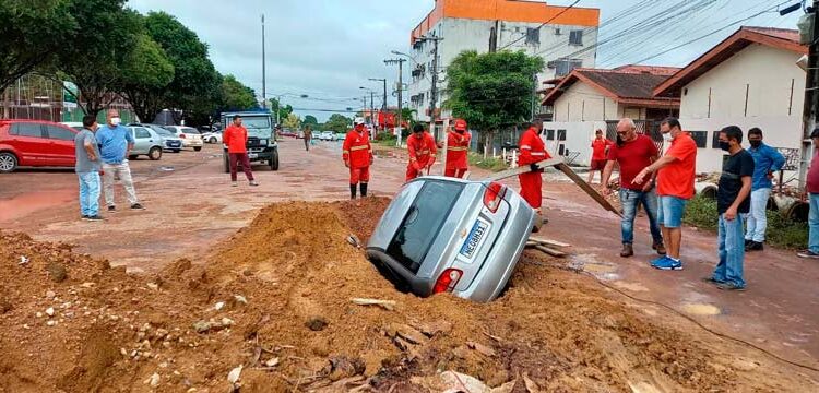Em Macapá, carro cai dentro de obra da prefeitura
