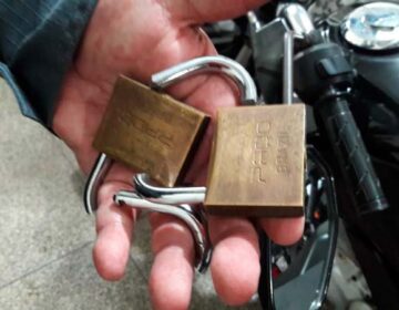 Após quebrar cadeados, ladrões são surpreendidos pela polícia