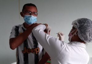 Maqueiro recebe vacina contra covid para motivar colegas que estão com medo