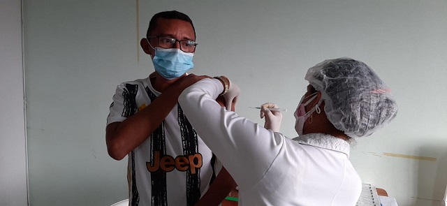 Maqueiro recebe vacina contra covid para motivar colegas que estão com medo