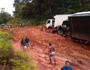 Motoristas aguardam até 5 dias em atoleiros da BR-156