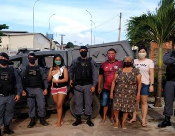 Policiais salvam recém-nascido que estava sufocando