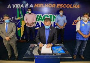 Governo do Amapá assina contrato de compra de 450 mil vacinas contra covid-19