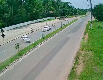 Policial perde controle do carro, invade pista e atropela ciclista