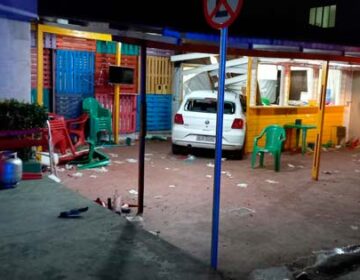 Carro invade lanchonete, atropela 6 e deixa 1 morto