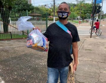 Vulneráveis em semáforos ganham alimentos de voluntários