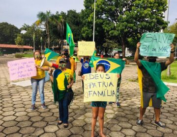 Pequeno grupo comemora golpe de 1964 em Macapá
