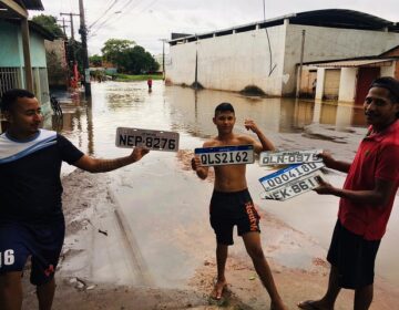 Transbordamento de canal atrapalha trânsito e revela ‘pescaria’ de placas
