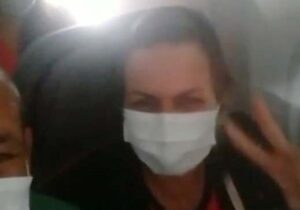 Em voo para Macapá, sobrevivente do câncer é aplaudida