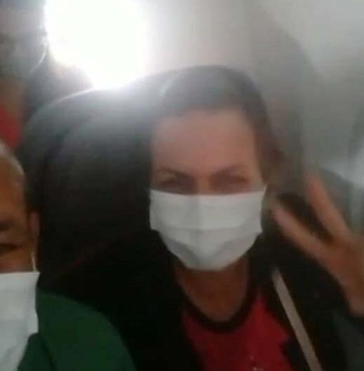 Em voo para Macapá, sobrevivente do câncer é aplaudida