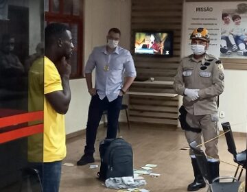 Estrangeiro surta e ameaça se matar na porta da delegacia