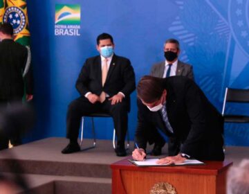Bolsonaro sanciona lei das vacinas e Davi pede agilidade na imunização