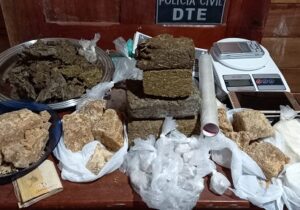 Polícia encontra drogas, sementes de maconha e contabilidade do tráfico