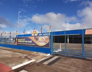 Lockdown fecha estabelecimentos e deixa ruas desertas