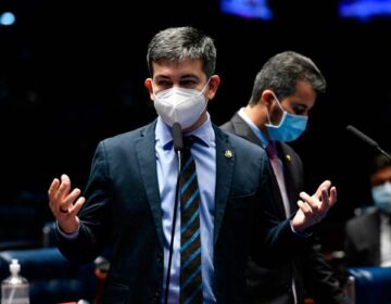 Após ação da Rede, governo inclui professores em grupo prioritário de vacinação