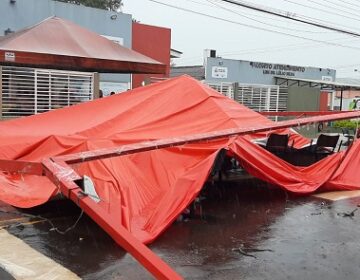 Tenda desaba em cima de pacientes em UBS Covid
