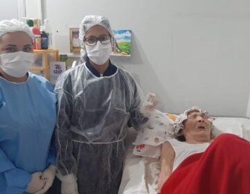 Mulher de 120 anos recebe a 2ª dose: ‘mais anos ao lado dela’