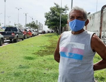 Idosos ficam até 4h30 na fila para serem vacinados
