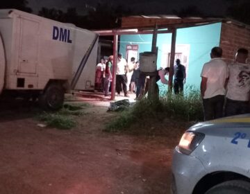 Com fone de ouvido, adolescente não nota chegada de atiradores