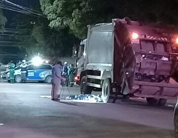 Gari morre atropelado por caminhão de lixo durante coleta