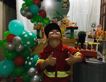 Garoto realiza sonho e ganha festa com tema de garis