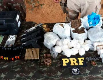 Picape de transporte alternativo levava armas, dinheiro e drogas para a fronteira