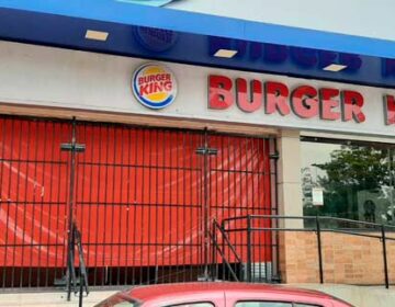 Ex-funcionários do Burger King tentam receber direitos trabalhistas