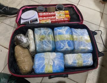 Cheiro de 18,5 kg de drogas exala e traficantes são descobertos