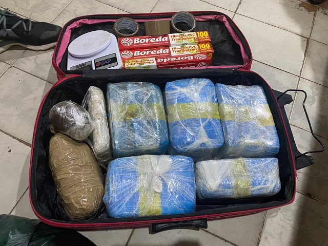 Cheiro de 18,5 kg de drogas exala e traficantes são descobertos