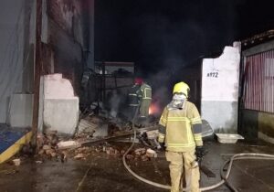 Loja de autopeças vira cinzas em Macapá