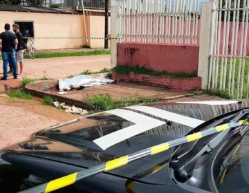 Homem é morto com tiros na cabeça na frente de escola