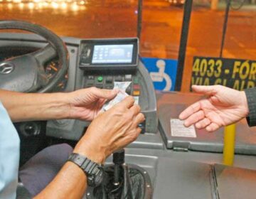 Lei que proíbe motoristas de serem cobradores é inconstitucional, diz MP