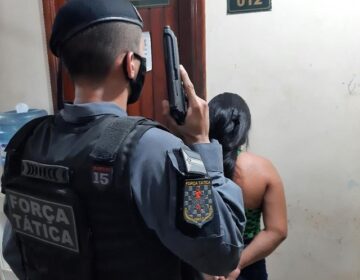 Acusada de tráfico é presa em ponte onde criminosos exibiam armas