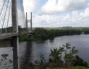 Suspeitos de tráfico pulam no Rio Oiapoque para escapar; adolescente é detida