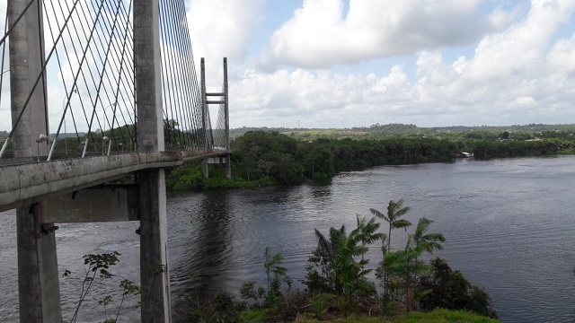 Suspeitos de tráfico pulam no Rio Oiapoque para escapar; adolescente é detida