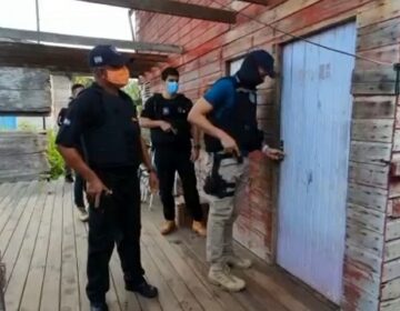 Procurado acorda com a polícia na porta