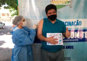 "Viva a inclusão", celebra autista ao ser vacinado contra a covid-19