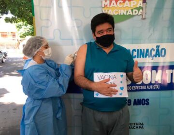 “Viva a inclusão”, celebra autista ao ser vacinado contra a covid-19
