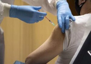 Falsa aplicação de vacinas: 93% concordam que simulação seja crime, diz pesquisa