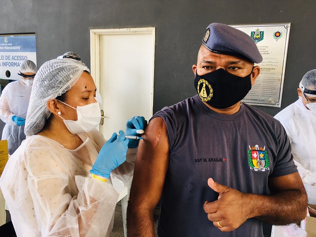 “Aliviado”, diz policial ao ser vacinado contra covid-19