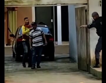 Vestido de mototaxista, assaltante em fuga faz morador de refém
